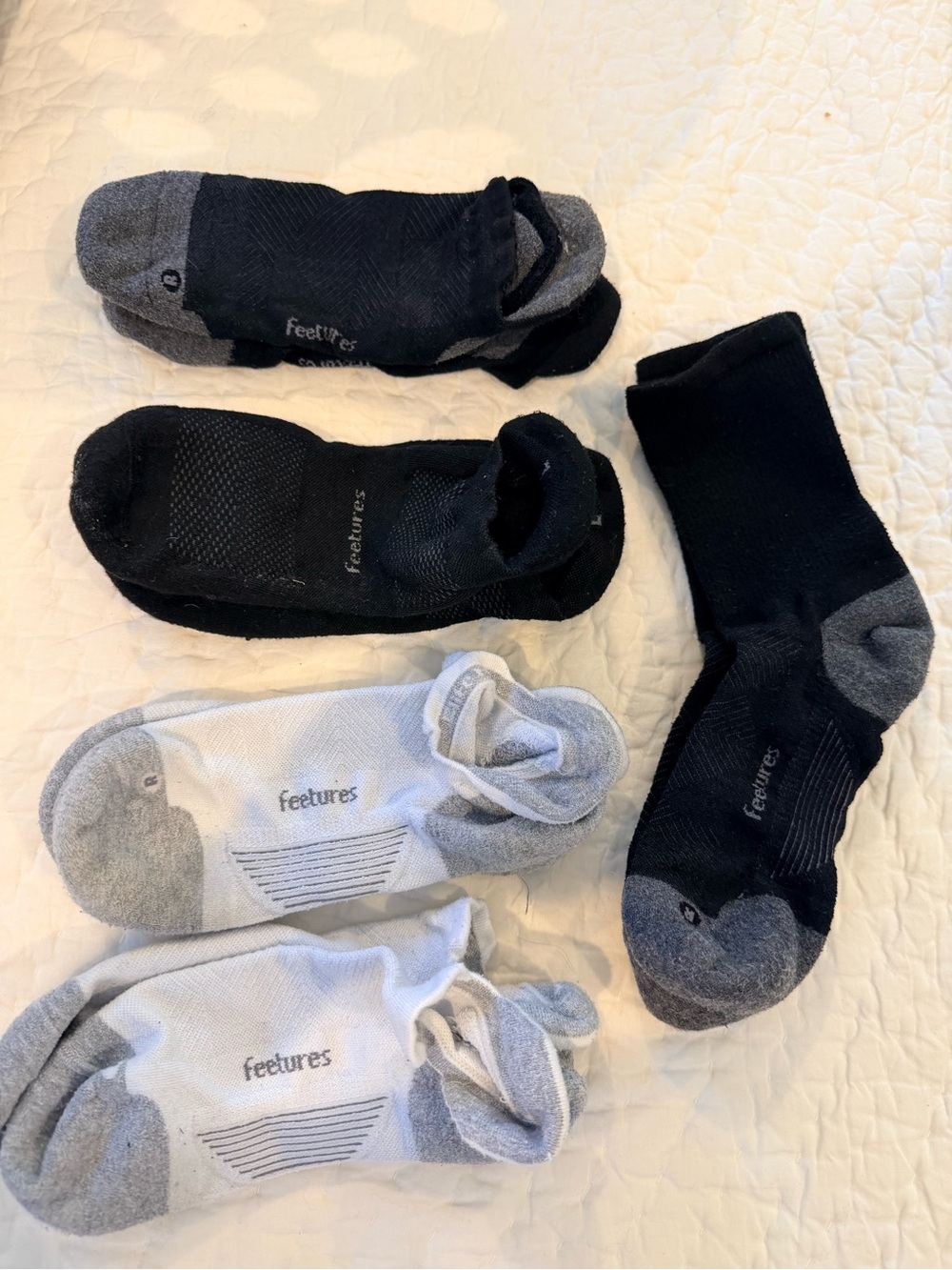 Feetures Men’s Athletic No-Show & Crew Sock Pack - Black & White